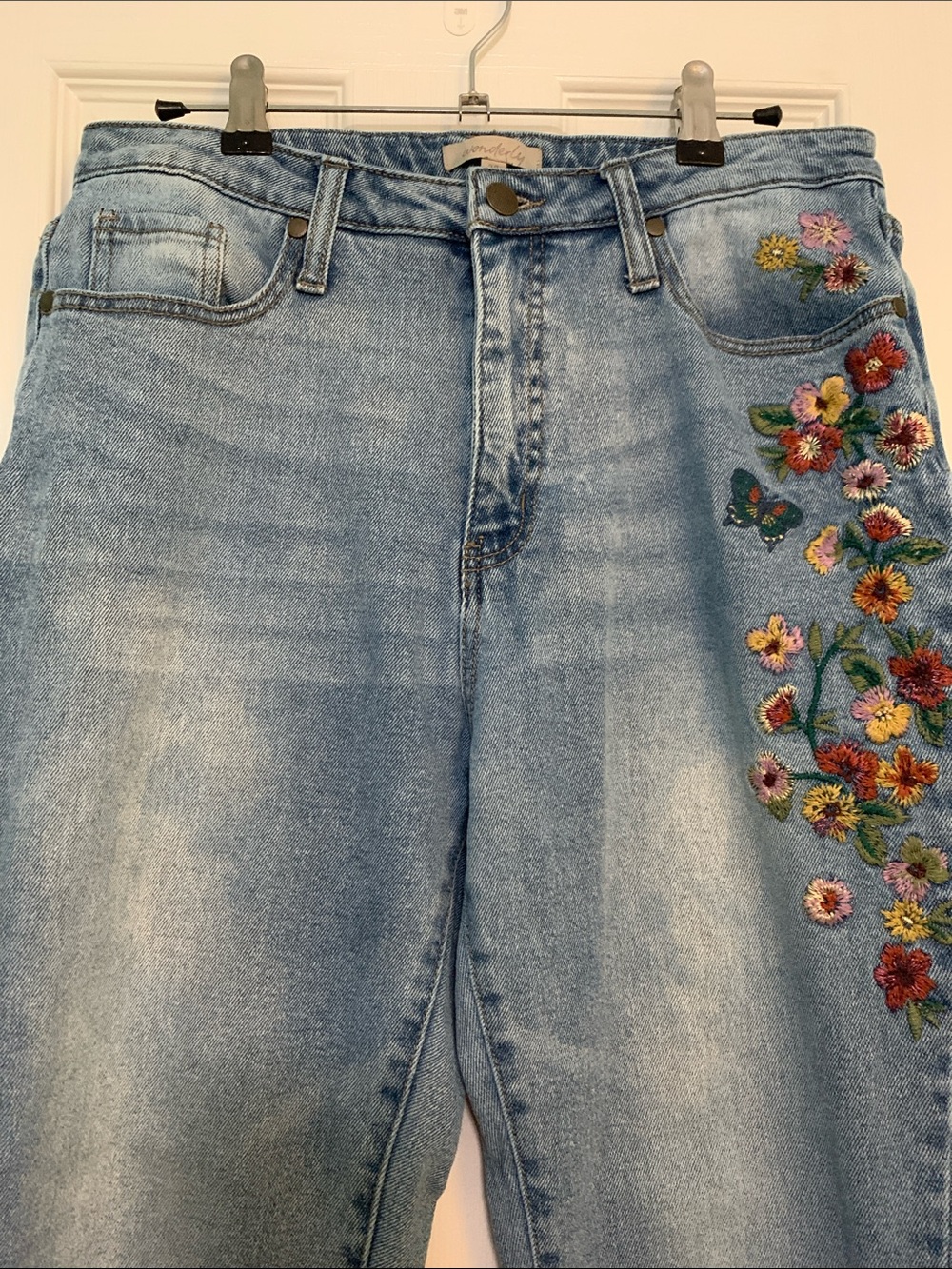 Wonderly light wash jeans with floral and hummingbird embroidery. Size 30 - Picture 2 of 7
